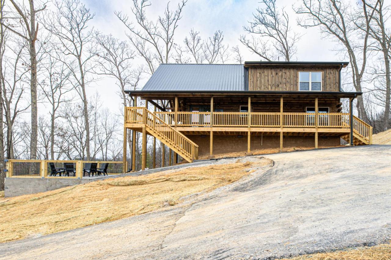 Cozy Mountaintop Cabin with Firepit, HotTub & Views! - B&B