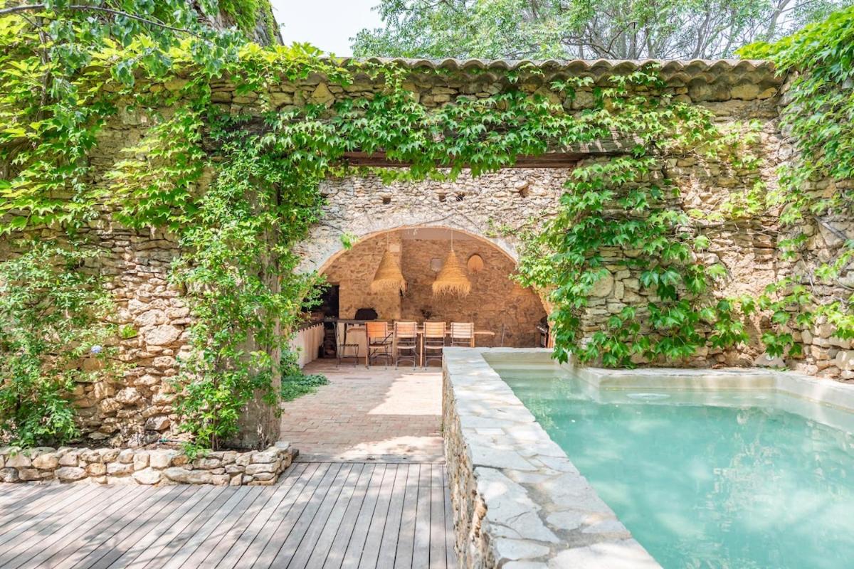 Mas de 190m2 Climatisé avec Piscine et Cuisine d'été - 10 pers - B&B La Fare-les-Oliviers