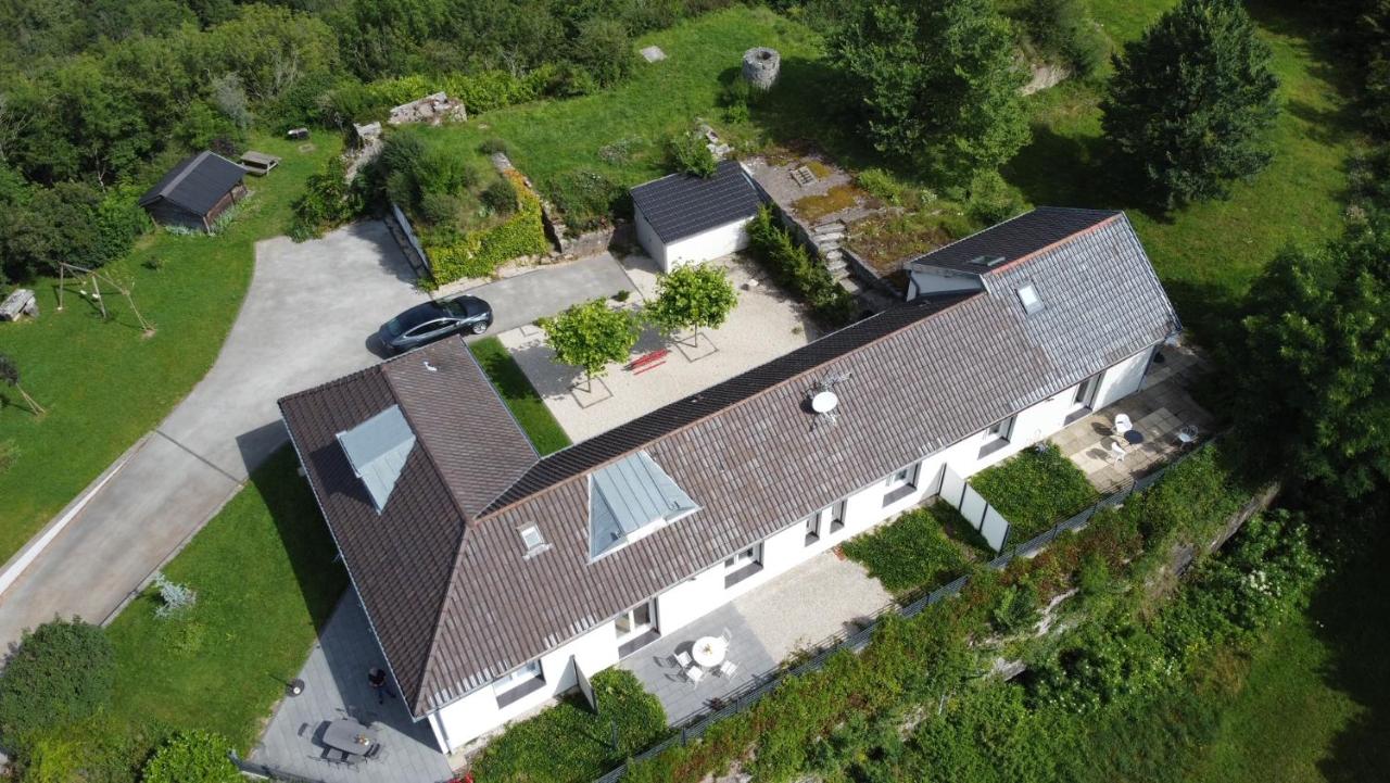 Maison cosy au-dessus du fort de Fontain vue magnifique sur les Montagnes du Jura - B&B
