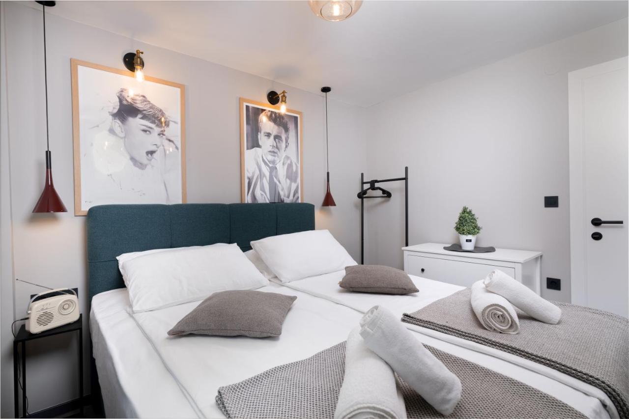 Deluxe One-Bedroom Apartment