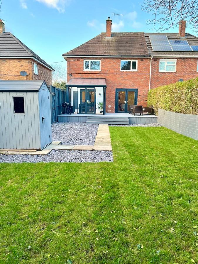 Waterside House - Luxury Home near Alton Towers & Trentham - Free Parking & Garden - B&B