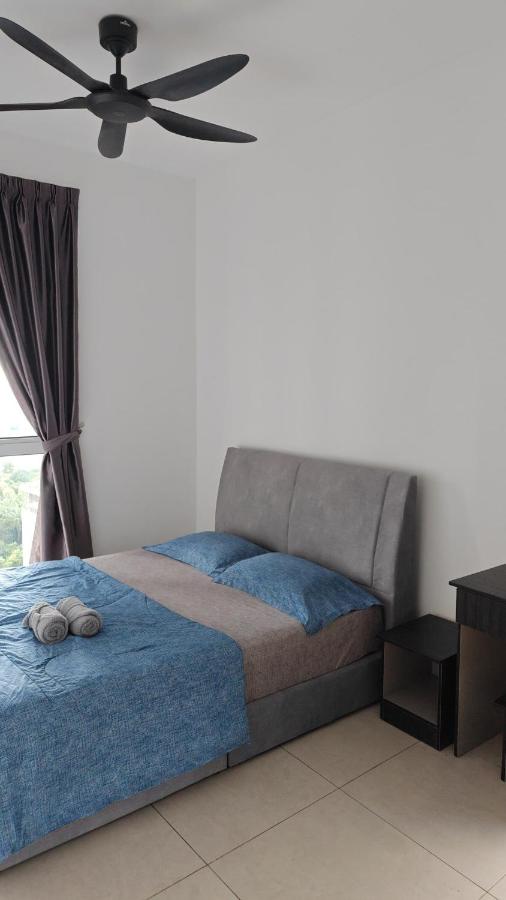 Amna Lovely Vacation House Fast Wifi 3 Aircond And Netflix - Chambres d'hôtes Kajang