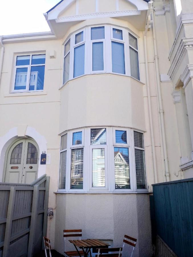 Moroccan 7 seater hot tub townhouse with disabled access apartment, sleeps 15, private off road parking space with EV point, inside accessible jaccuzi bath, Netflix and Wifi, near Argyle, boutique shops eateries and pubs - Chambres d'hôtes Plymouth