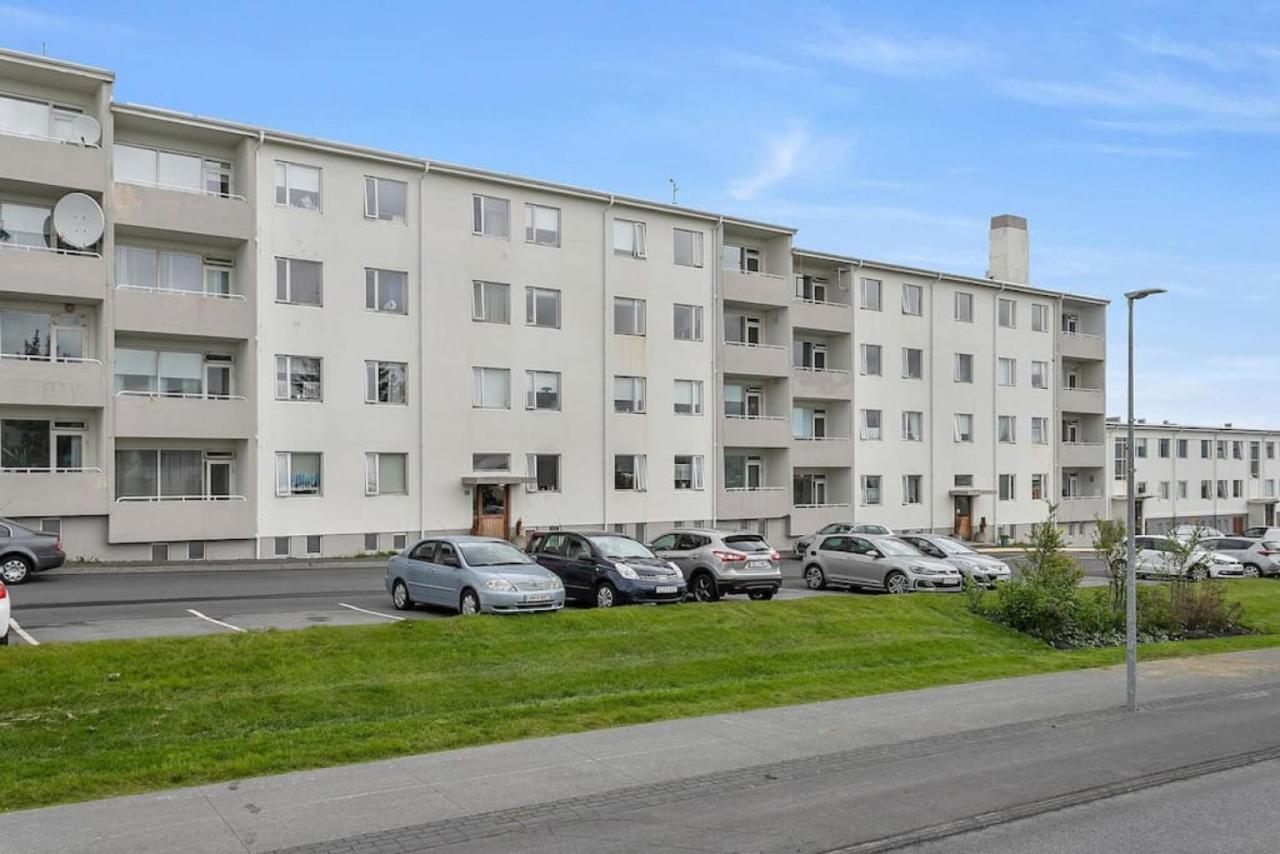 Icelands Biggest Mall at 8 Minute walk - Free parking - B&B