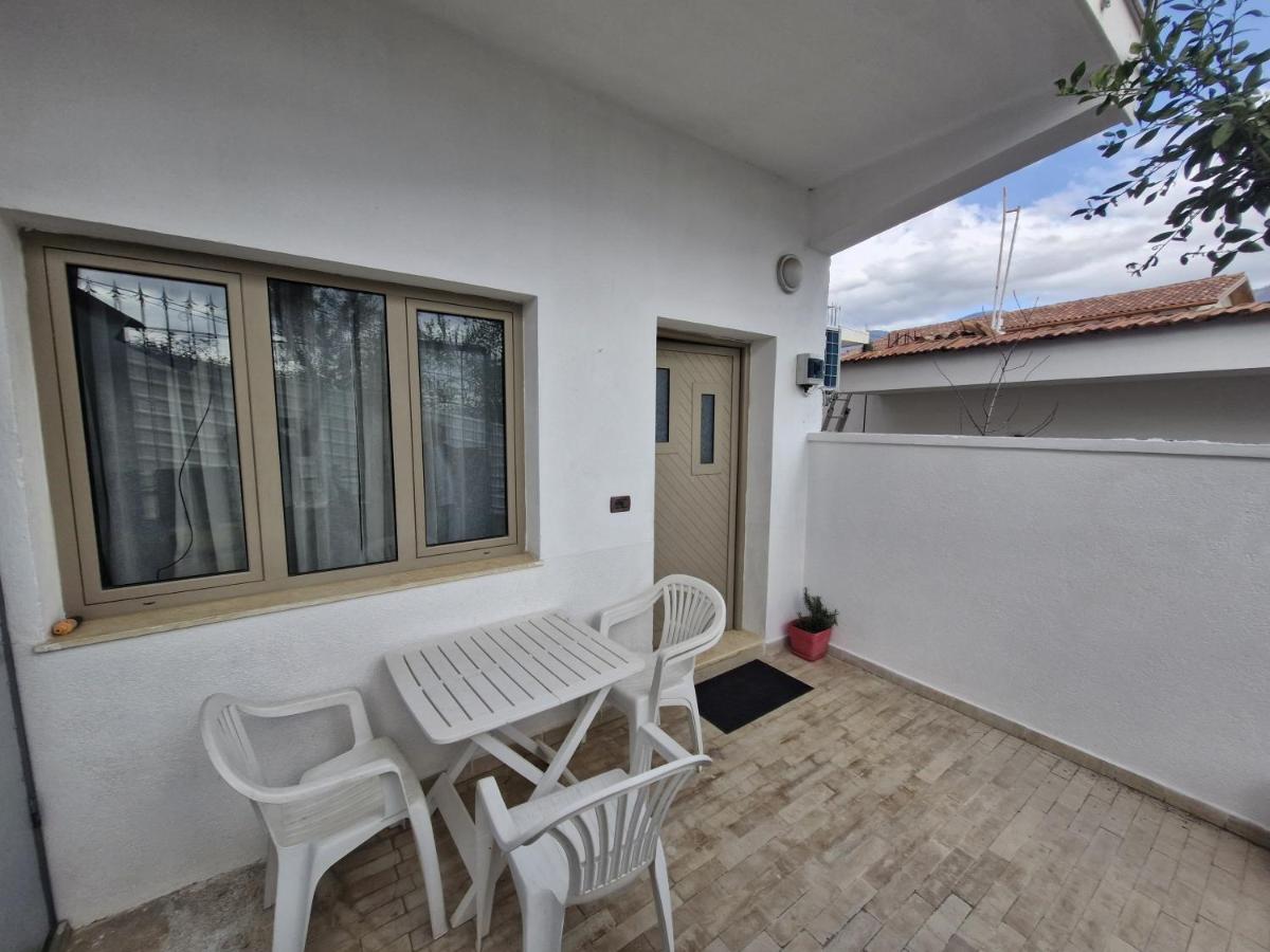 Small house with panoramic lake view - B&B Tirana