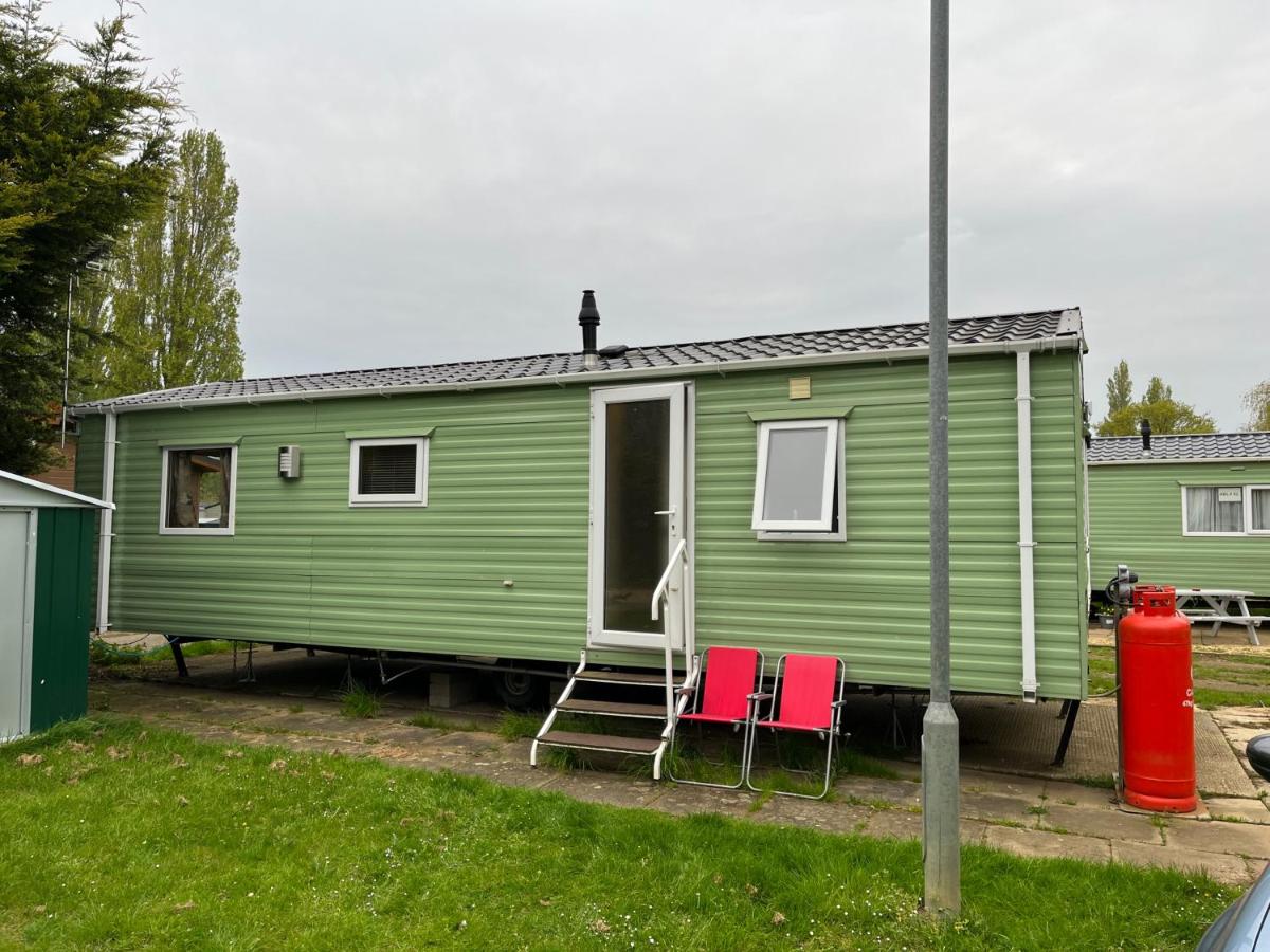 Cozy Caravan Holiday Home Billing - Bed and Breakfast