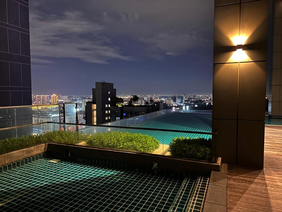 Designer Touch Luxurious Stay with Infinity Pool - Chambres d’hôtes