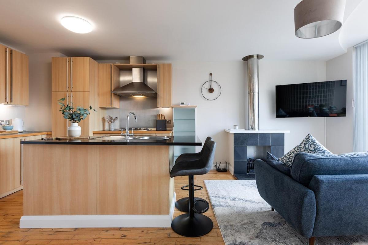 Modern 2 Bedroom, 2 Bathroom Apartment in Central Belfast, Sleeps 6 with Parking Included - B&B