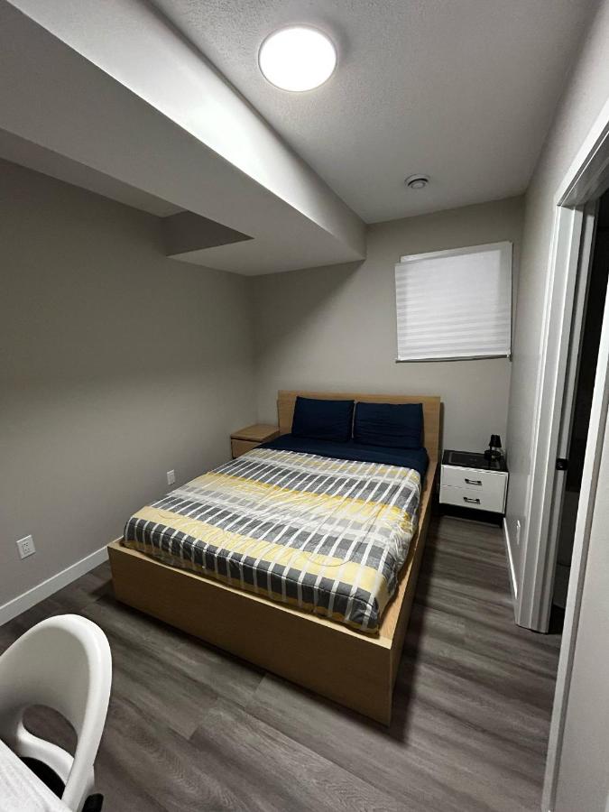 Entire 2 Ensuite Bedrooms in a Basement - B&B