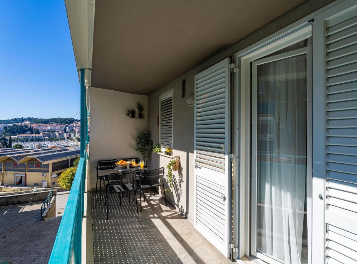 Modern City Escape with Balcony - Near the Ferry Port - B&B Dubrovnik