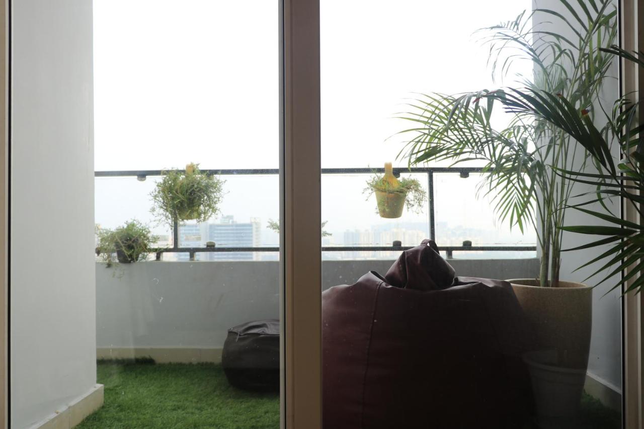 Cozy Stay in Gaur Mall with Smoke Factory Club Entry - Bed and Breakfast