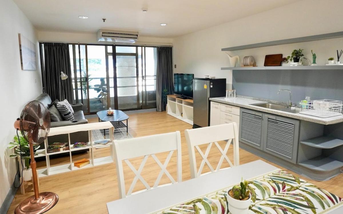 Cozy 2BR Apt in Central Bangkok 5 mins BTS 110 SQM by MattCo - B&B Bangkok