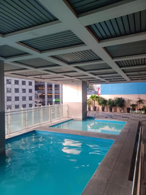 Ortigas Condotel near Robinsons Galleria with free pool - B&B