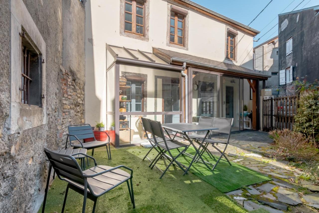 Maison Cosy - Coeur de Village - Cour Privative - Bed and Breakfast Bagnères-de-Bigorre