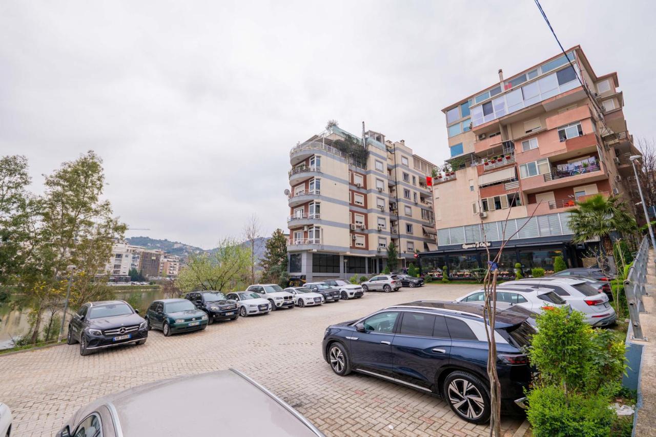 Tirent Apartment - Spacious 2-Bedroom Stay Near Liqeni i Thatë - B&B