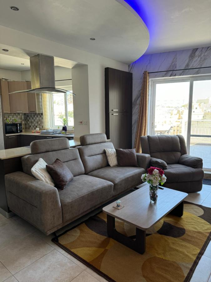 Luxury Penthouse with Stunning Views, Spacious Balcony & Prime Central Location - B&B Imsida
