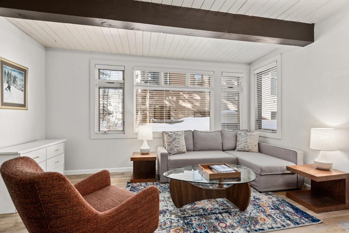 Mountainside Studio with Pool, 3 Min Walk to Mountain - Bed and Breakfast Snowmass Village