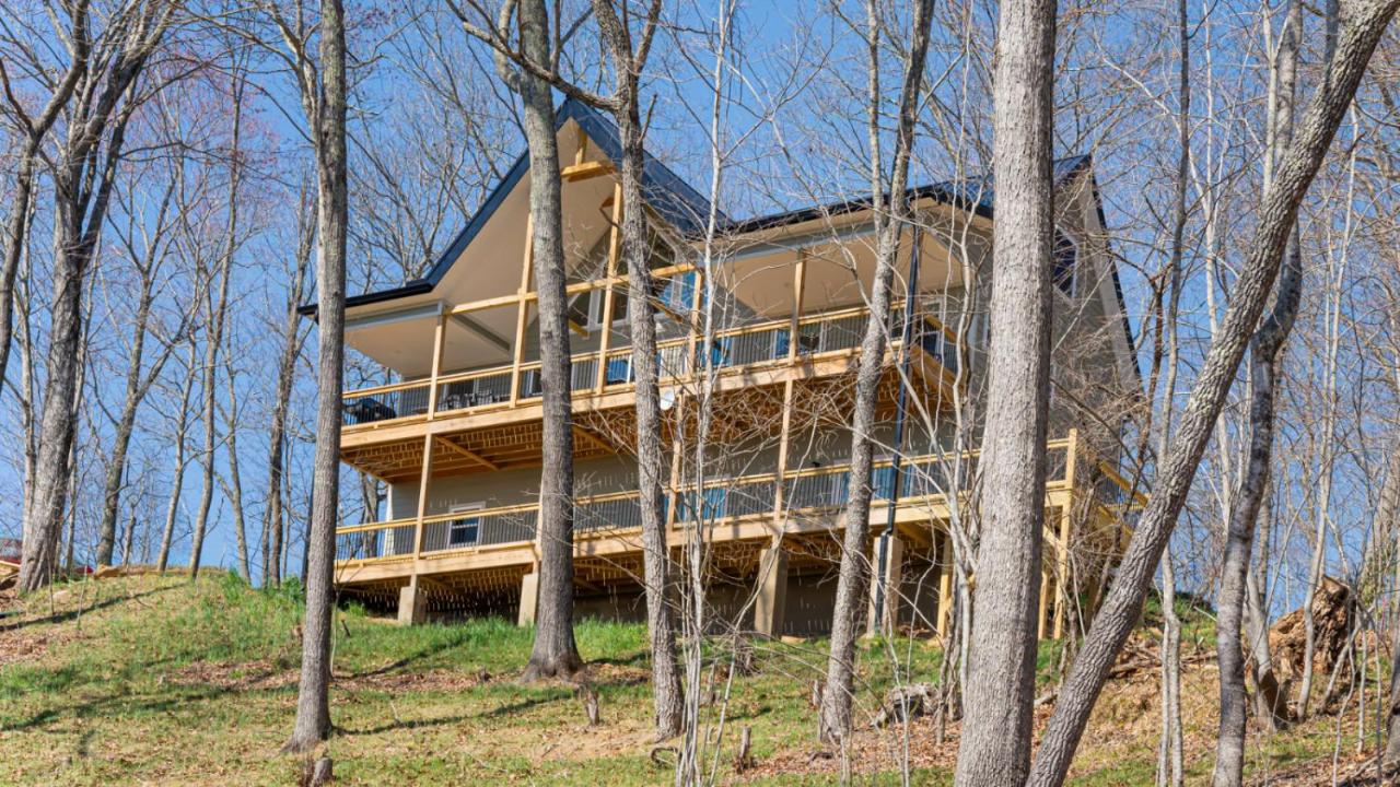 Modern Mountain House with Amazing Views and Hot Tub - B&B Lake Junaluska