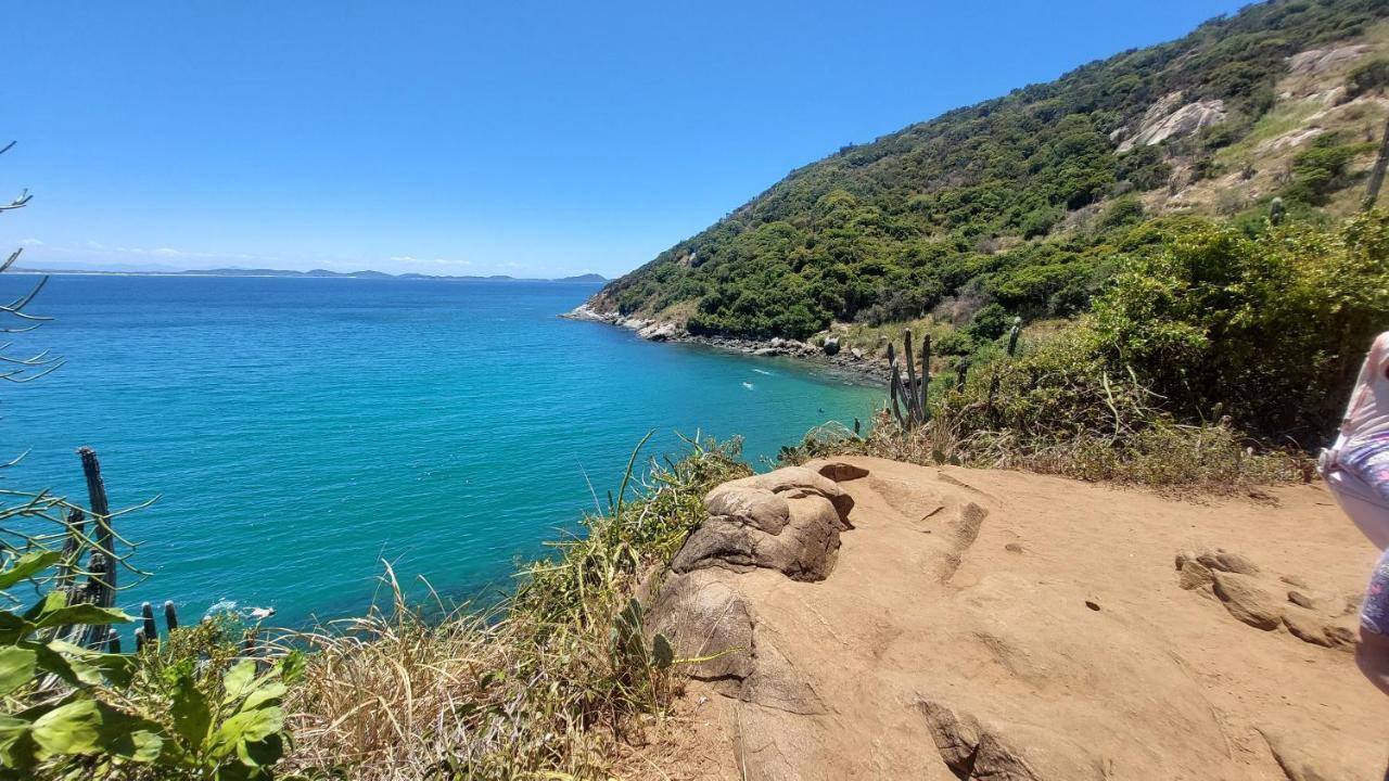Prédio Frente ao Mar, Pé na Areia, 2 Quartos, Garagem, TV a Cabo, Netflix, Amazon prime, Disney Chanel, Roupa de Cama e Toalhas, AP Lateral - Chambres d'hôtes Arraial do Cabo
