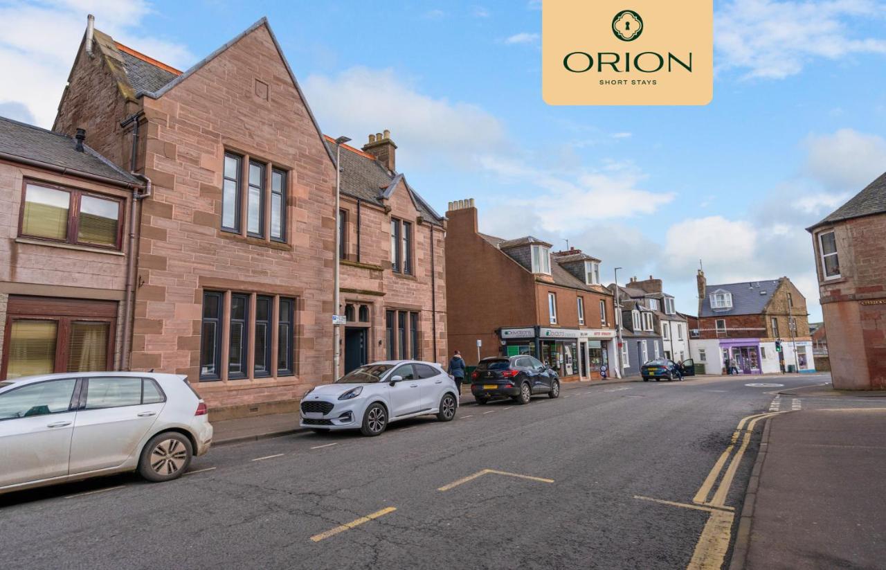 The Kepties No 1 Luxurious Serviced Apartment, GROUND FLOOR, Private Garden, Free Parking, 1 Min From TRAIN STATION, 3 Mins to KEPTIES POND, Bakery and Pharmacy Next door - REDUCED PRICE GUARANTEED And Flexi Stay Rates by visiting ORION SHORT STAYS - B&B