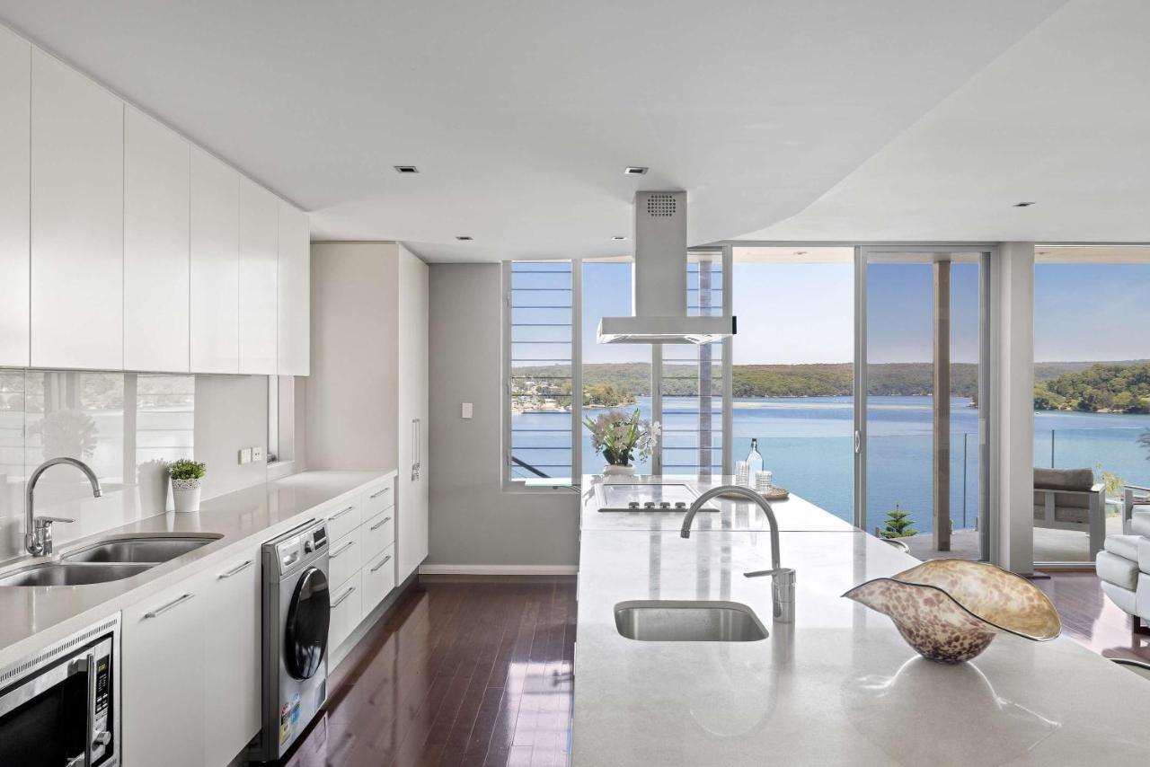 Deluxe Waterfront Queen Room in Caringbah South - Gorgeous Views All Around - Shared Bathroom - B&B Lilli Pilli