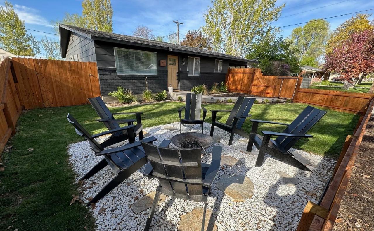 Cozy Home with Fire Pit, 1 mile from DT Nampa - Chambres d’hôtes Nampa