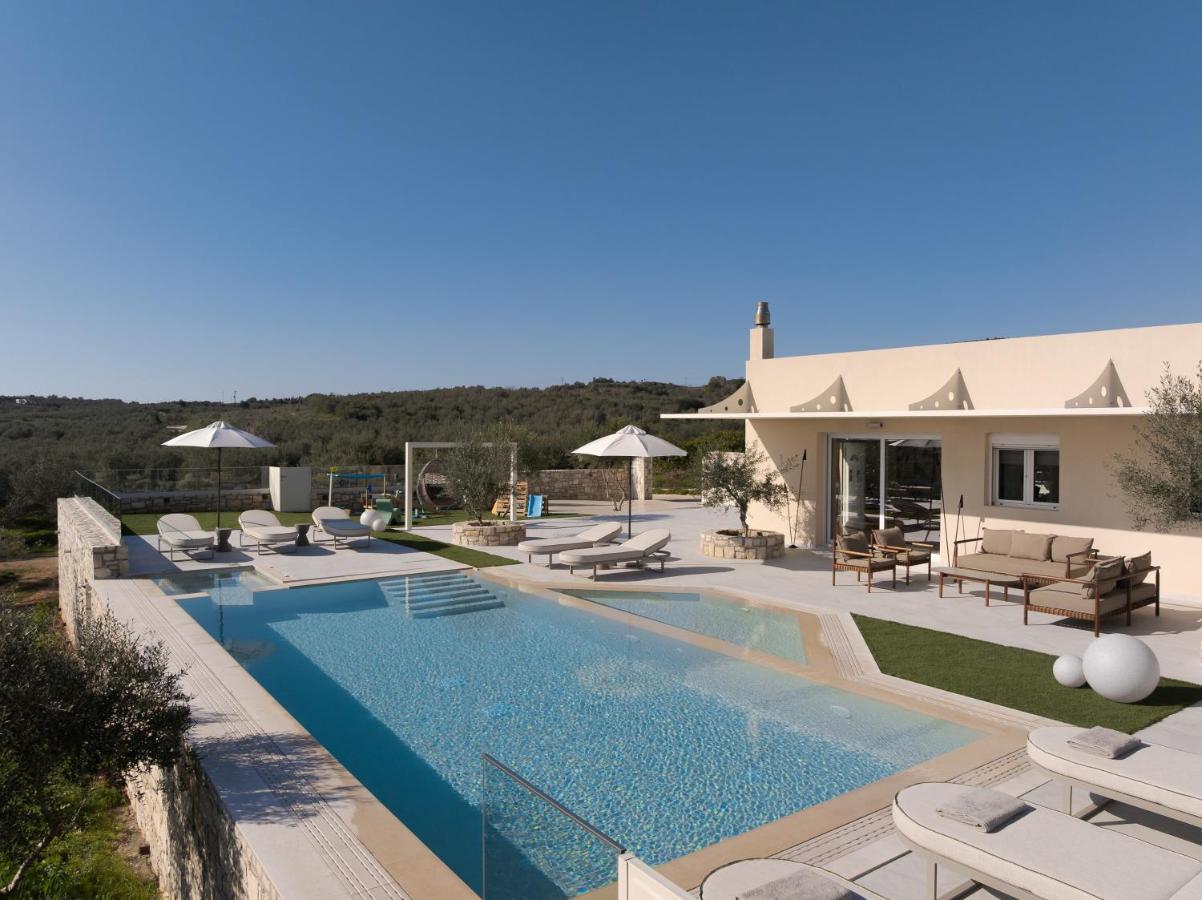 Idunu Villa, with Heated Pool & Serene Seclusion, By ThinkVilla - B&B