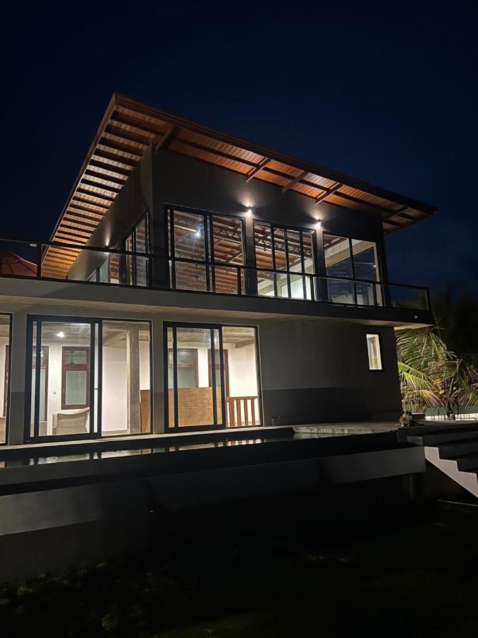 Stonewater Beach Villa, Negombo - Chambres d’hôtes Mahawatta