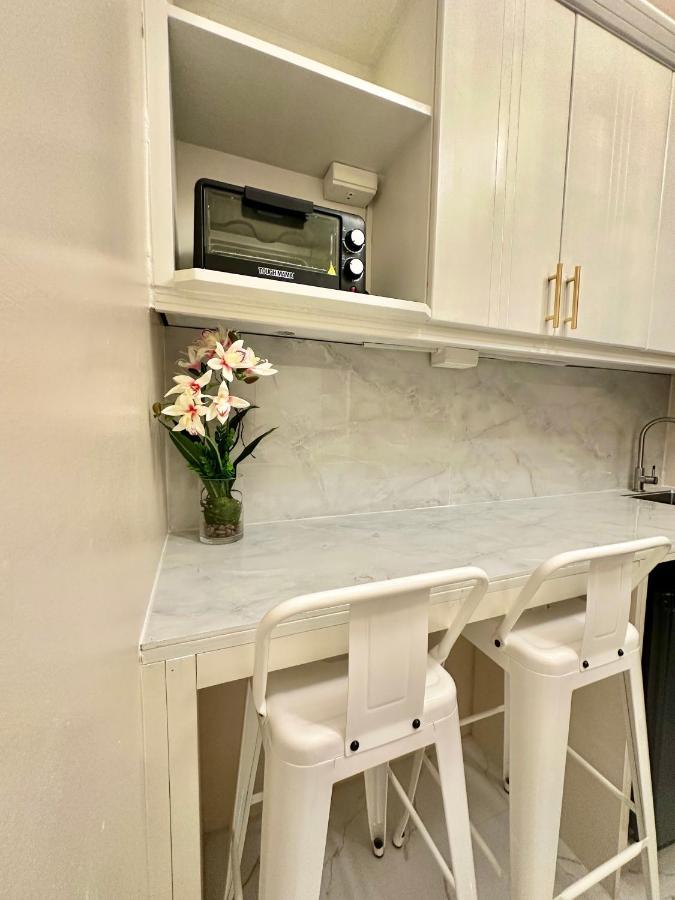 Studio Two Condominium, Alabang AMBER -Fiber WI-FI Netflix ready - B&B Manila