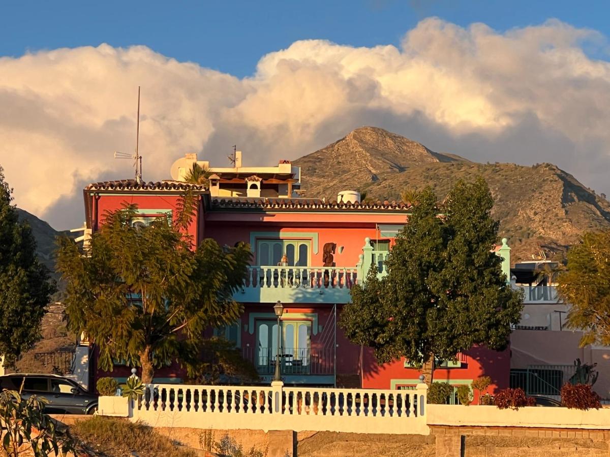 Estudio Amplio con Vistas Parciales al Mar - B&B