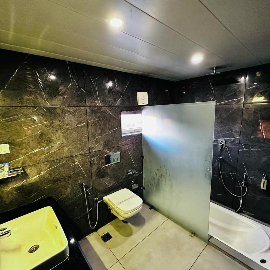 Deluxe Double Room (2 Adults + 1 Child)