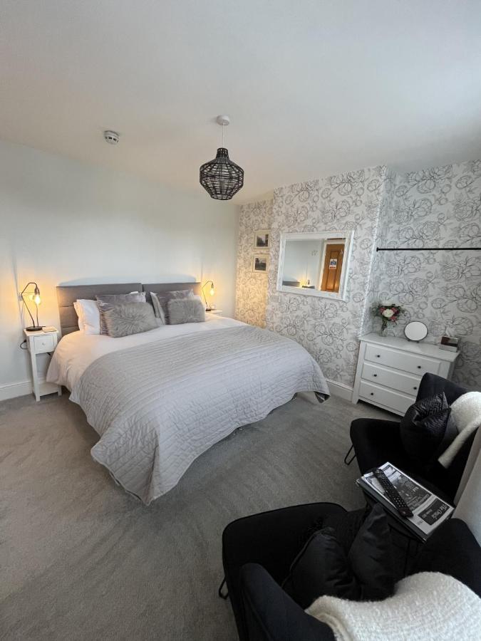 Zimmer mit Kingsize-Bett