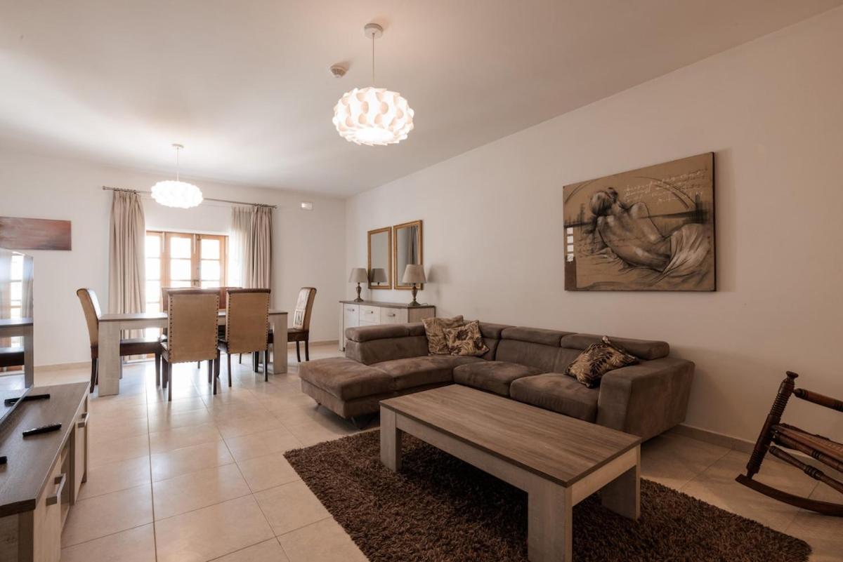 Larger than usual 3BD Apartment - B&B
