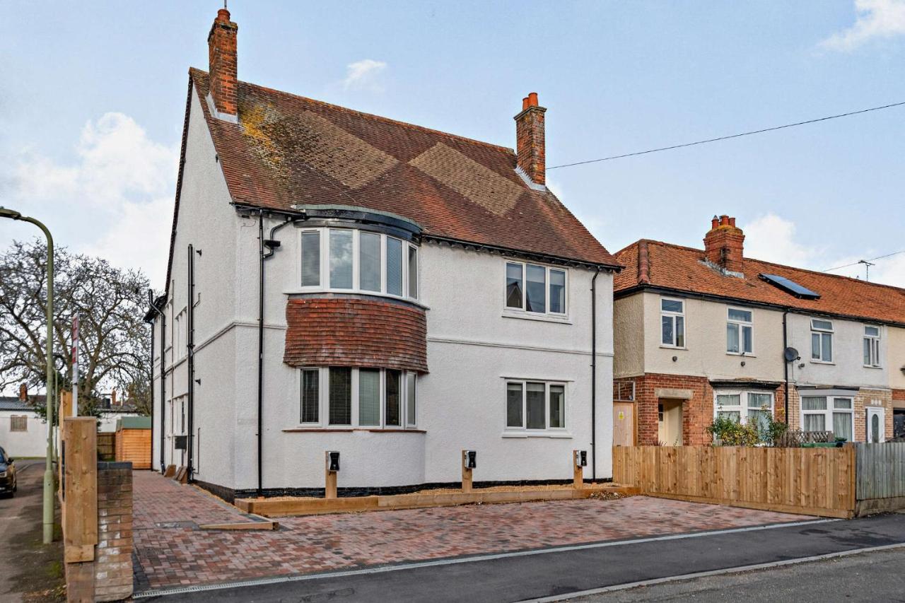 Modern, City living Apartments- Private parking - B&B