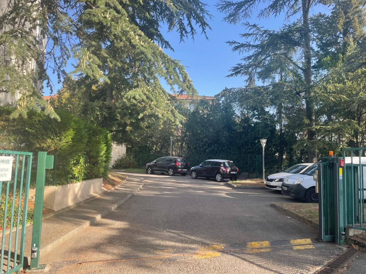 City & cosy, LYON CHARCOT- WIFI - LAVE LINGE - BALCON - PARKING - Bed and Breakfast