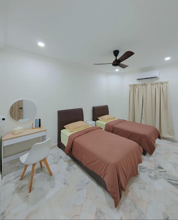 Green Homestay 3BR at Sukun - Bed and Breakfast