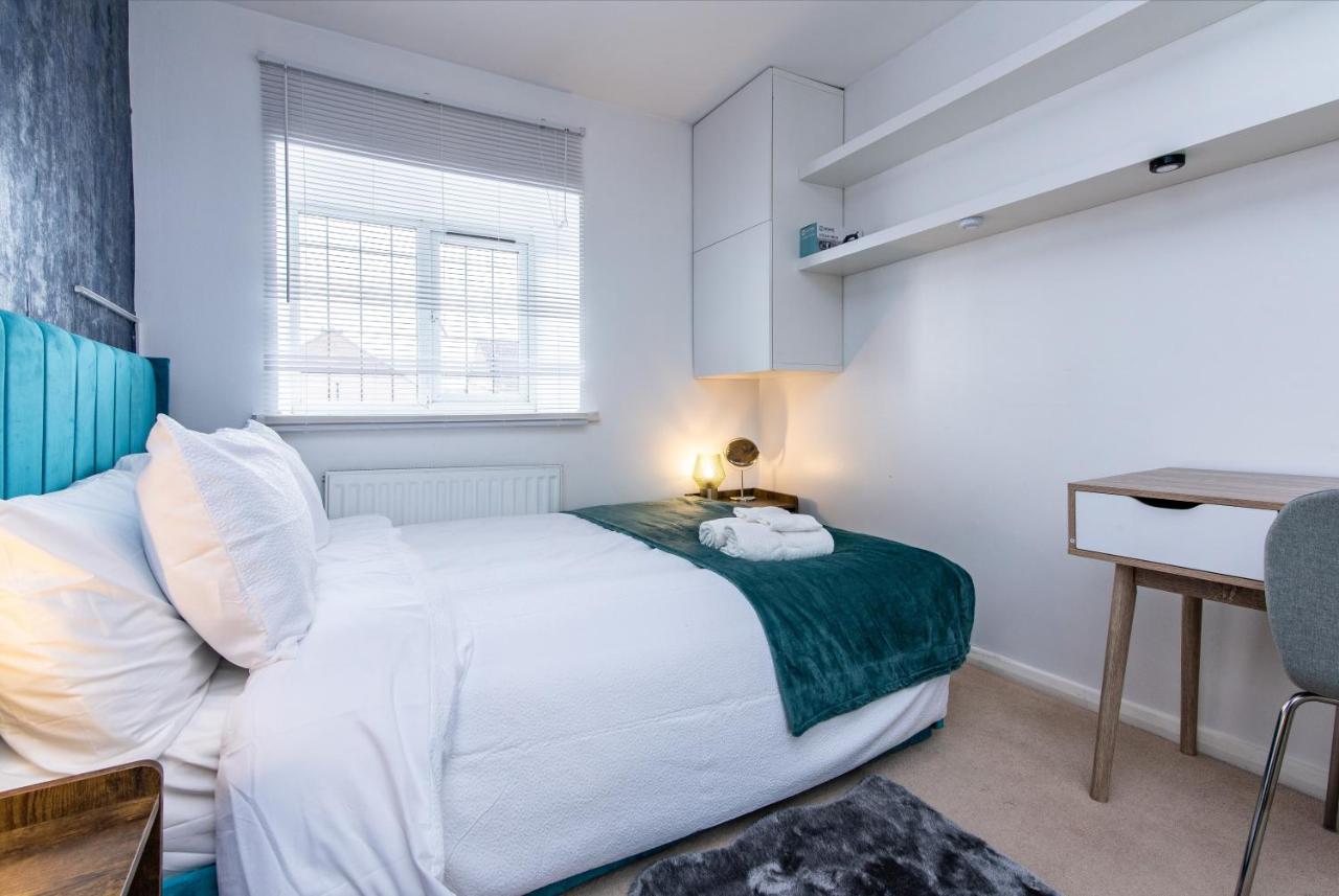 Convenient 3-Bed House in Bedford with Driveway - Ferienwohnung