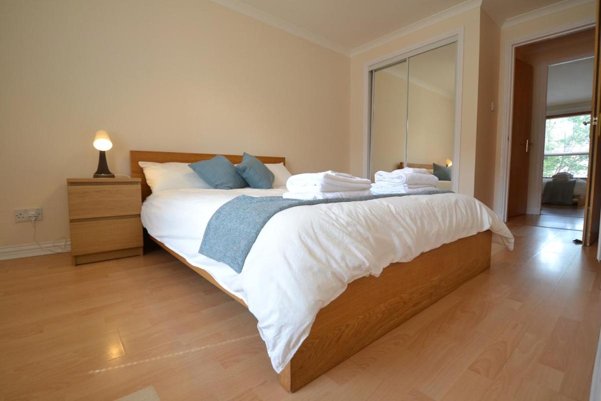 Apartment in Heart of West End- Parking Space- Spacious- Near Glasgow University and Kelvingrove Art Gallery - B&B