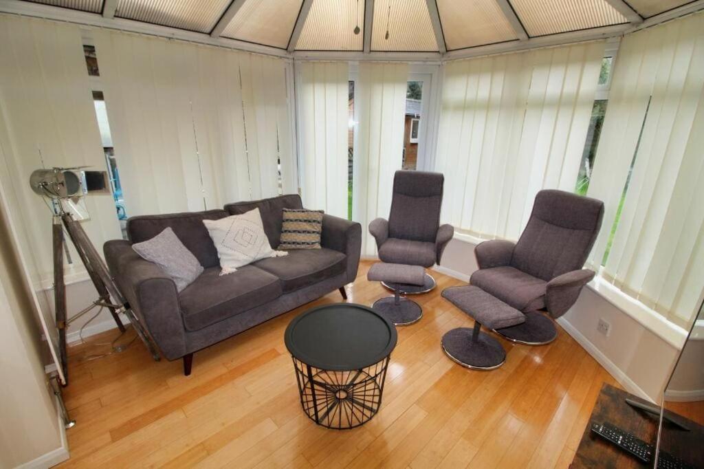 Immaculate 4 Bed Semi-Detached Home - Ferienwohnung