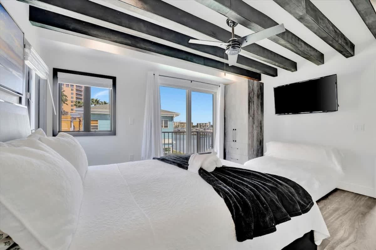 The Aura a Luxury Waterview Condo & heated pool - B&B Clearwater Beach