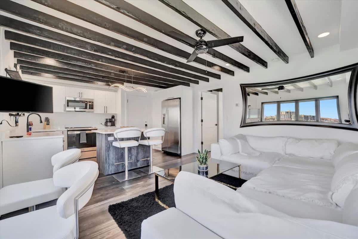 The Aura a Luxury Waterview Condo & heated pool - B&B Clearwater Beach