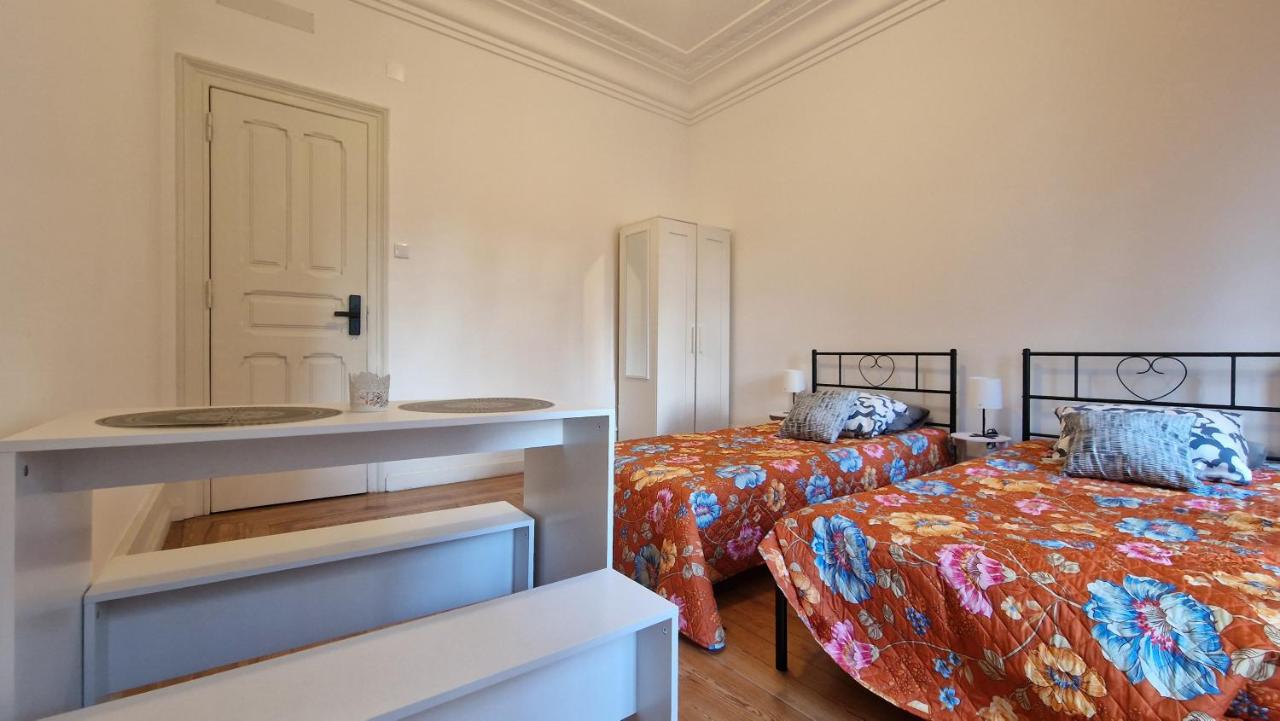 Chambre Lits Jumeaux avec Salle de Bains Commune