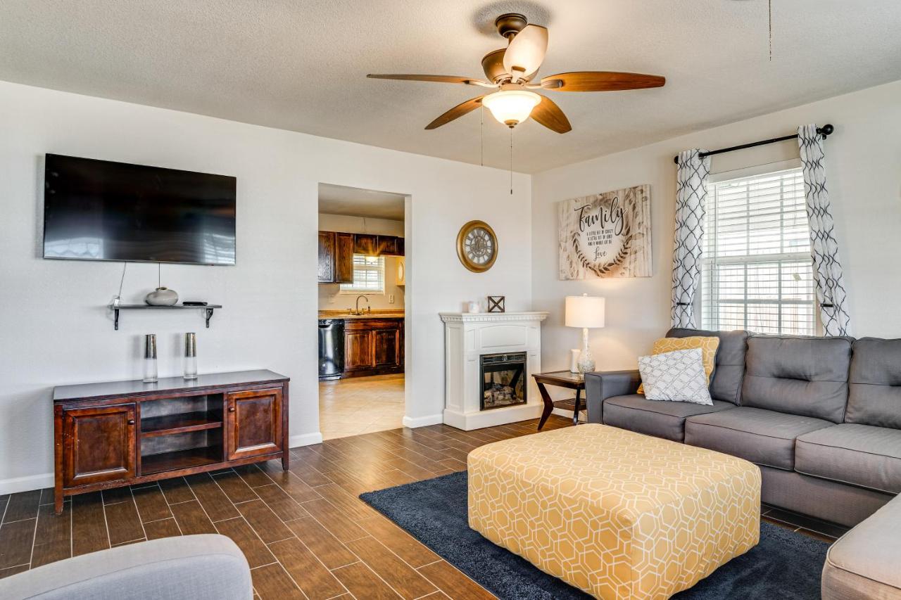 Walk to Town Home with Yard in Brenham! - Chambres d’hôtes Brenham