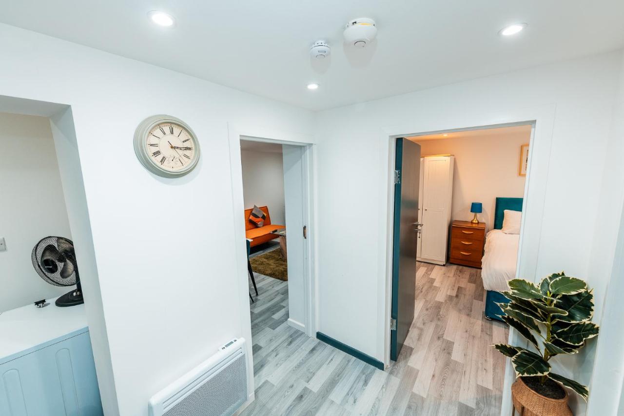 Stylish and New Urban 2 bedroom Flat in leafy Sale Trafford close to Tram Station with easy commute into Manchester City Centre - B&B