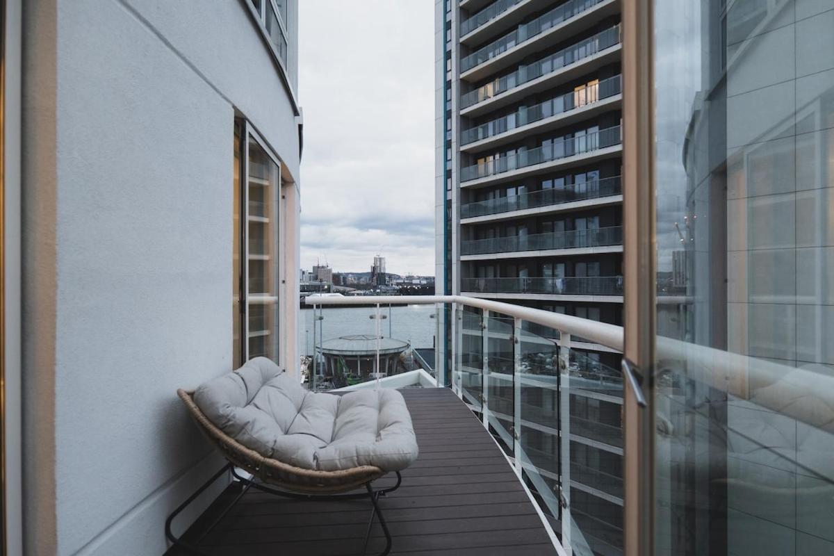 Luxury 2 Bedroom Penthouse with Thrilling Waterfront and City Views, Canary Wharf - B&B