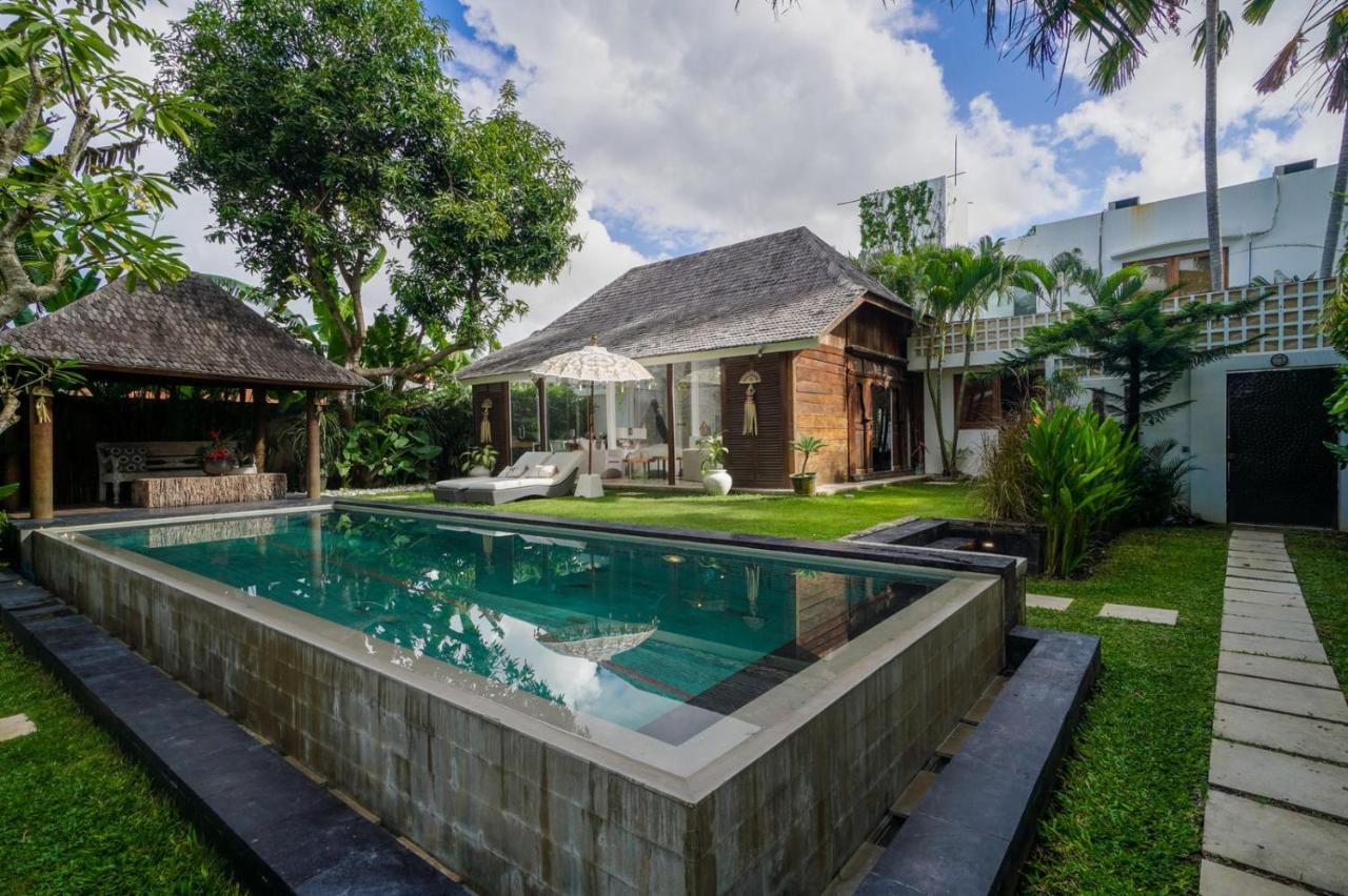 Tropical Villa Batik - Large Garden & Pool, Concierge! 3mins to Beach, Clubs, Cafes - B&B Seminyak