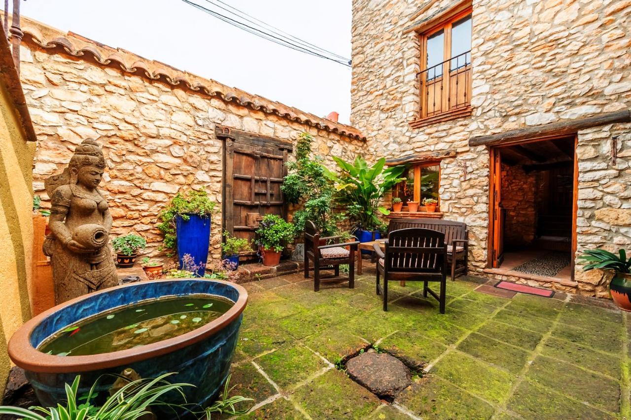 Ca la petita den chinascas - Bed and Breakfast