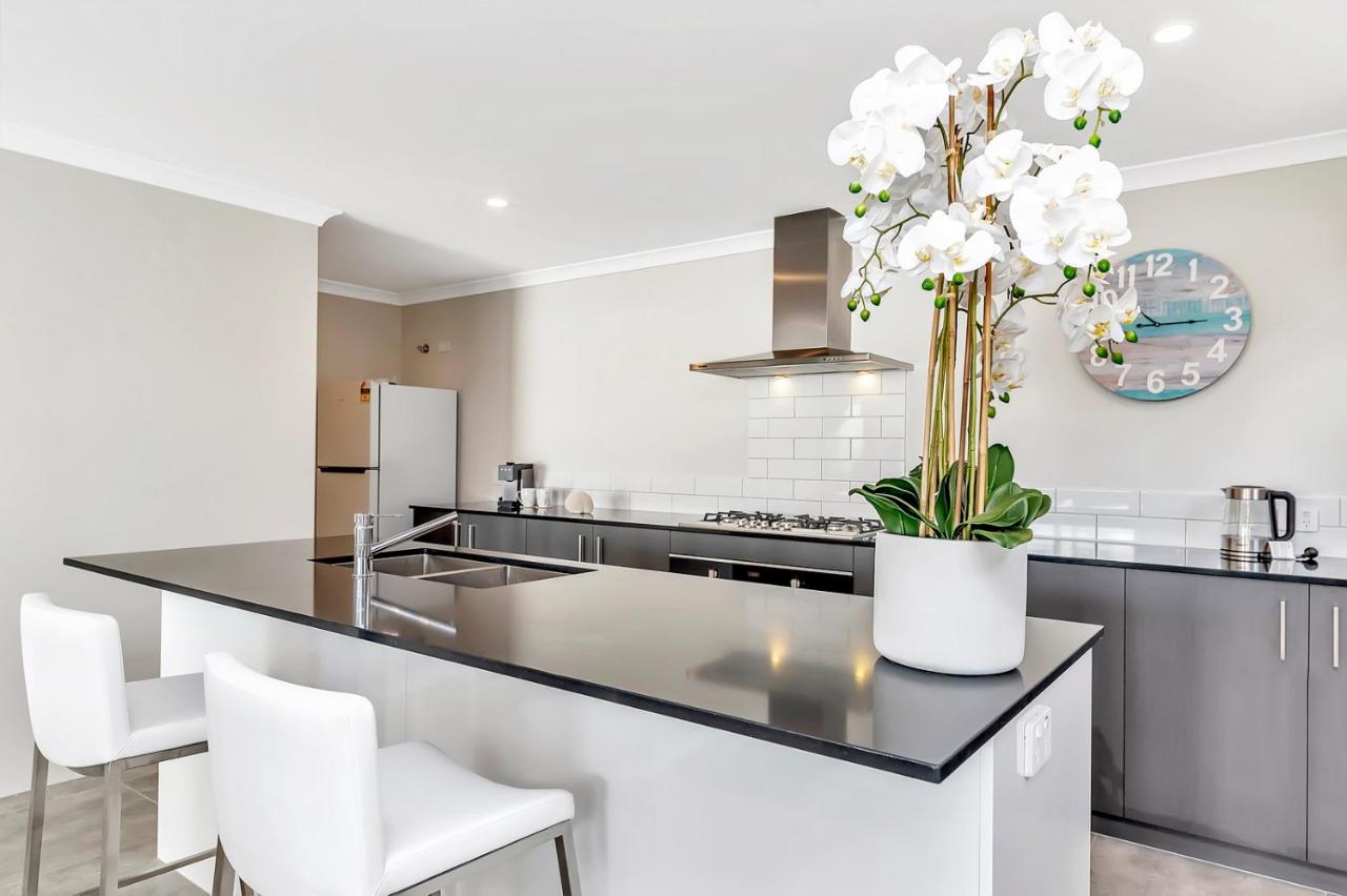 Marina-Ocean Front Escape with Breathtaking Views - Bed and Breakfast Mandurah