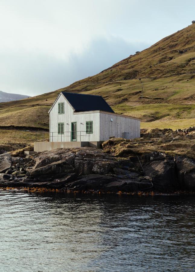 Fiskahúsið - Waterfront Cabin - Stunning Views - B&B Kaldbak