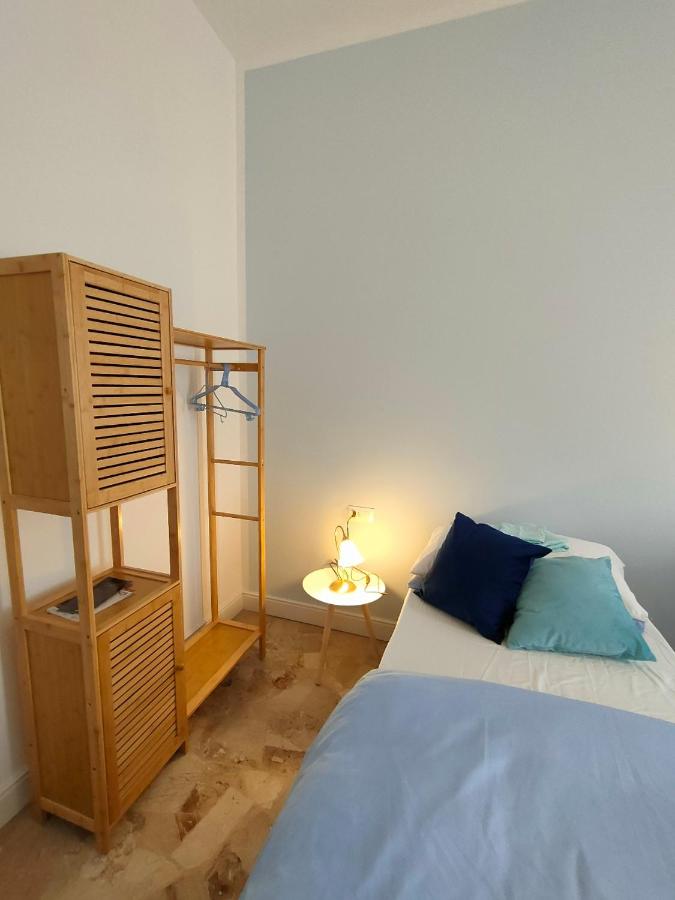 Einzelbett im gemischten Schlafsaal